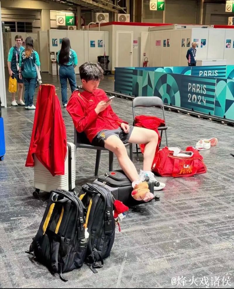 王楚钦被拍到戴背腰带，疑似上半身伤痛影响行动