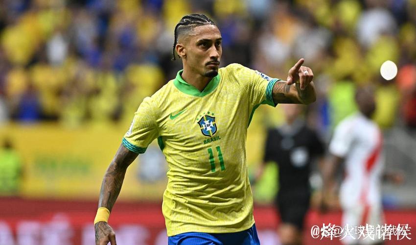 跟队:拉菲尼亚参加了训练一切正常,预计能首发 跟队:拉菲尼亚参加了训练一切正常,预计能首发